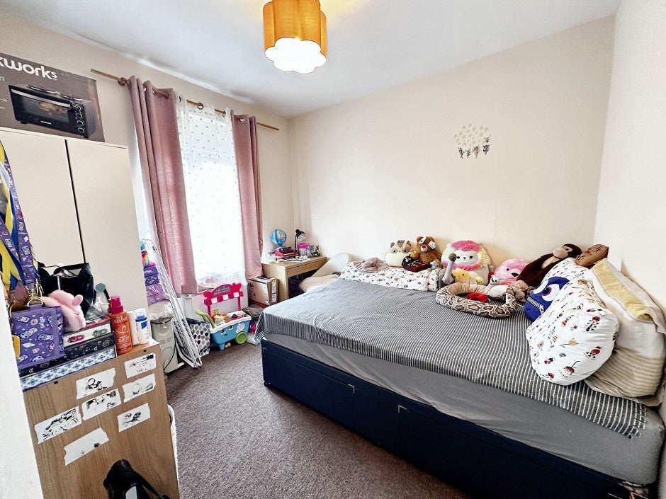 Flat Oxford Gardens in Denham