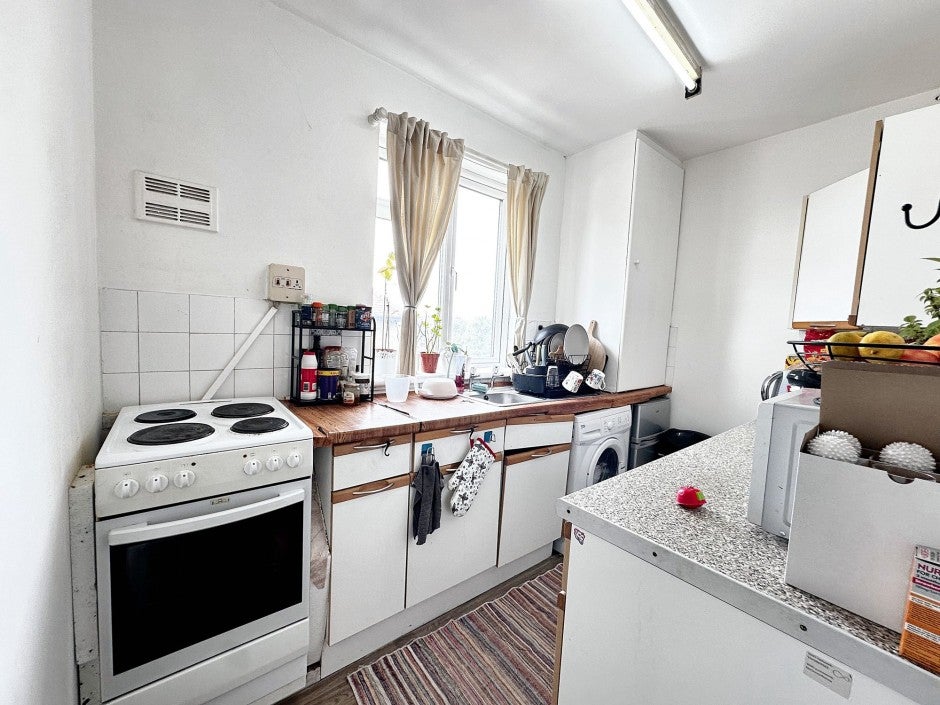 Flat Oxford Gardens in Denham