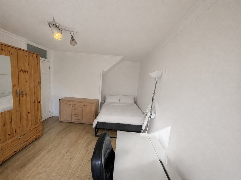 Room Benham Close in Greater London