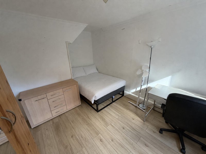 Room Benham Close in Greater London