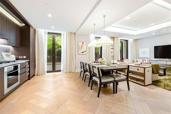 Flat Whistler Square in City of Westminster