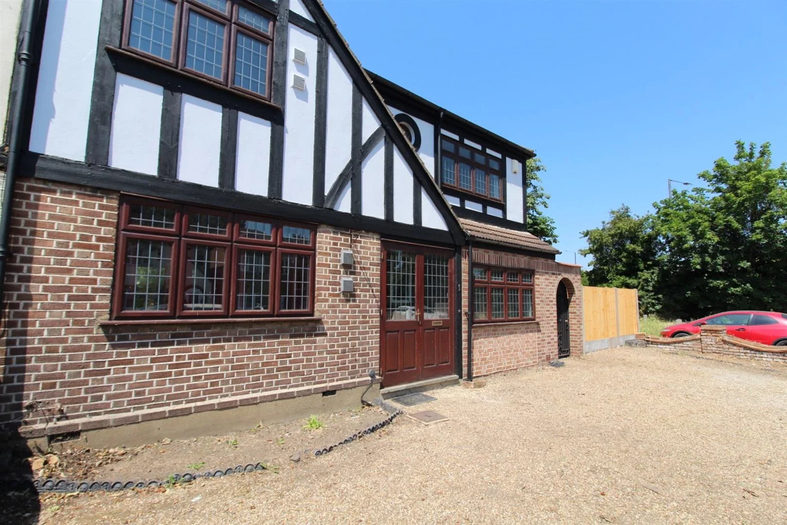 House Princes Avenue in Greater London