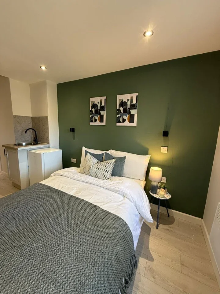 Room Keats Way in Greater London
