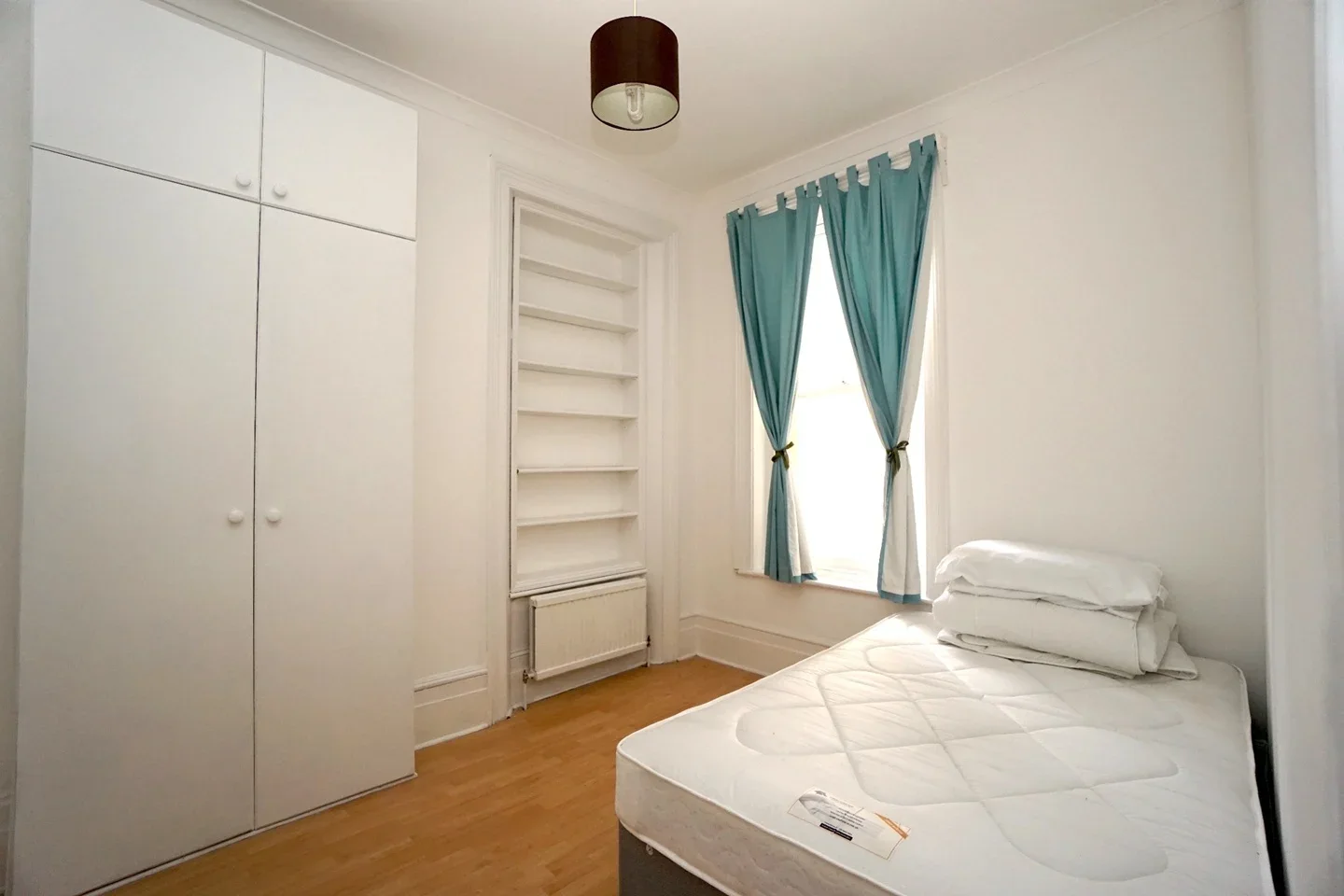 Flat Wray Crescent in Greater London