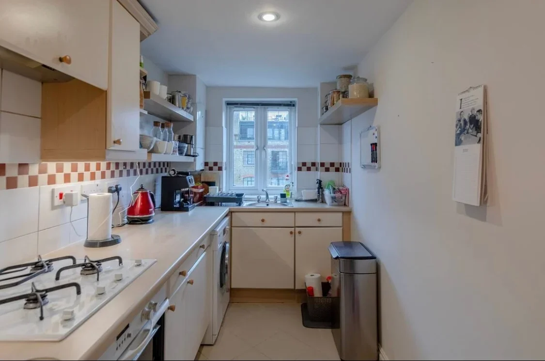 Flat Rotherhithe Street in Greater London