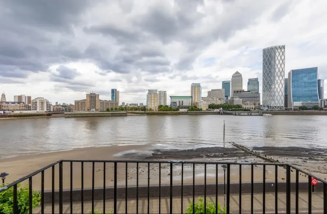 Flat Rotherhithe Street in Greater London