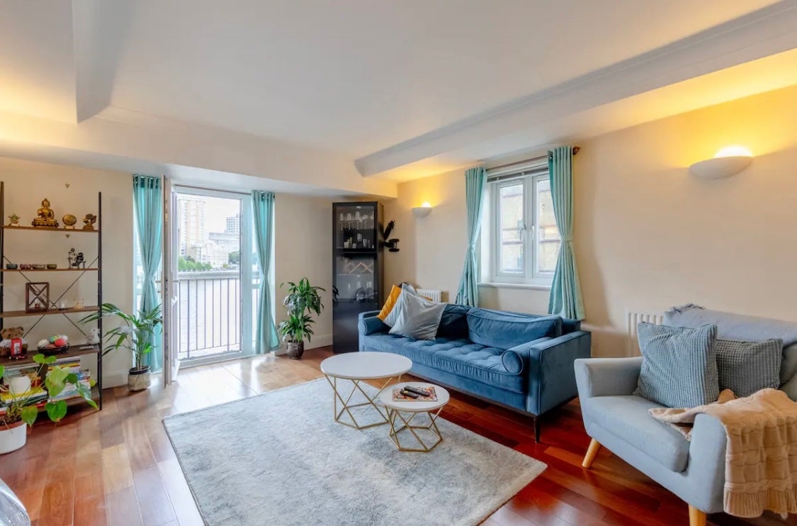 Flat Rotherhithe Street in Greater London