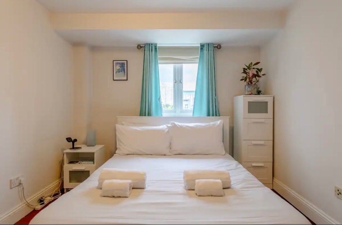 Flat Rotherhithe Street in Greater London