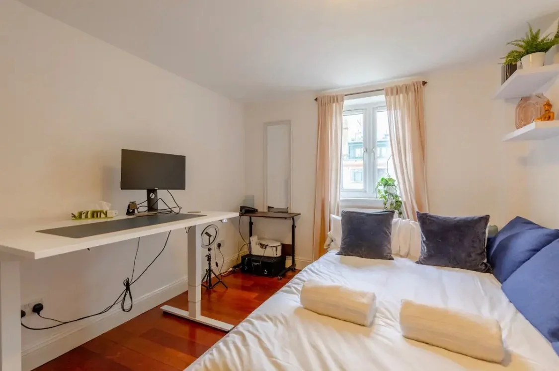 Flat Rotherhithe Street in Greater London