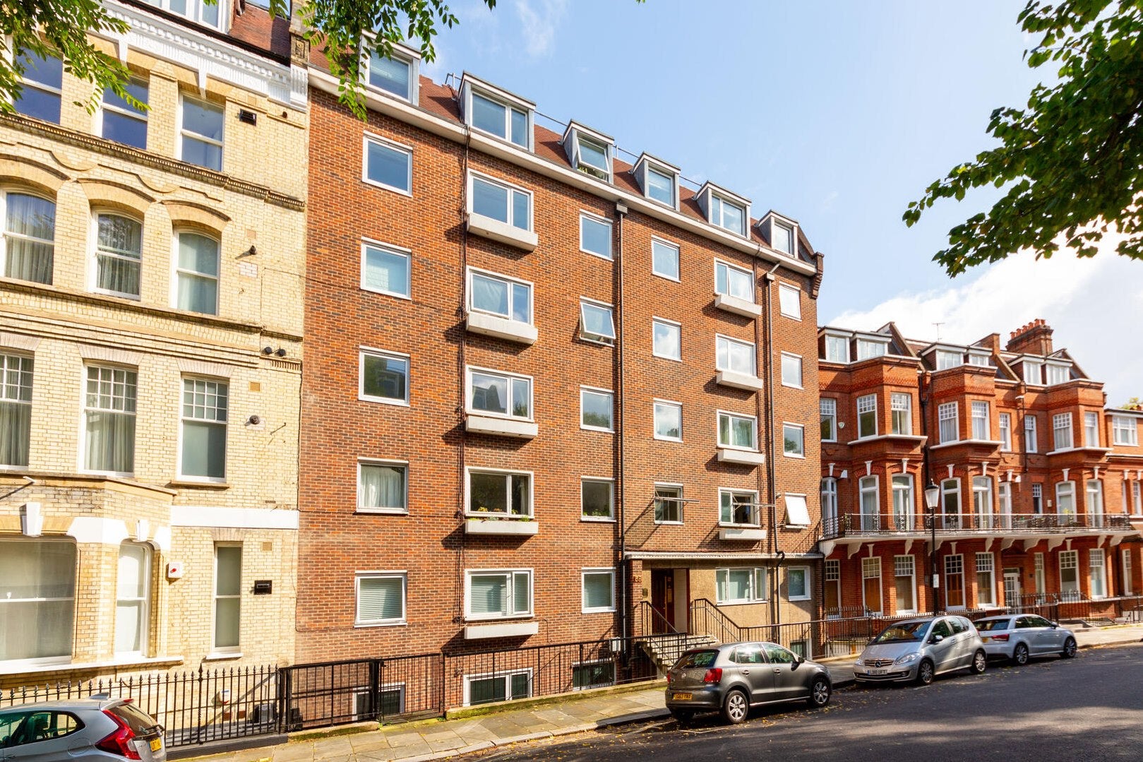 Flat Elm Park Gardens in Greater London