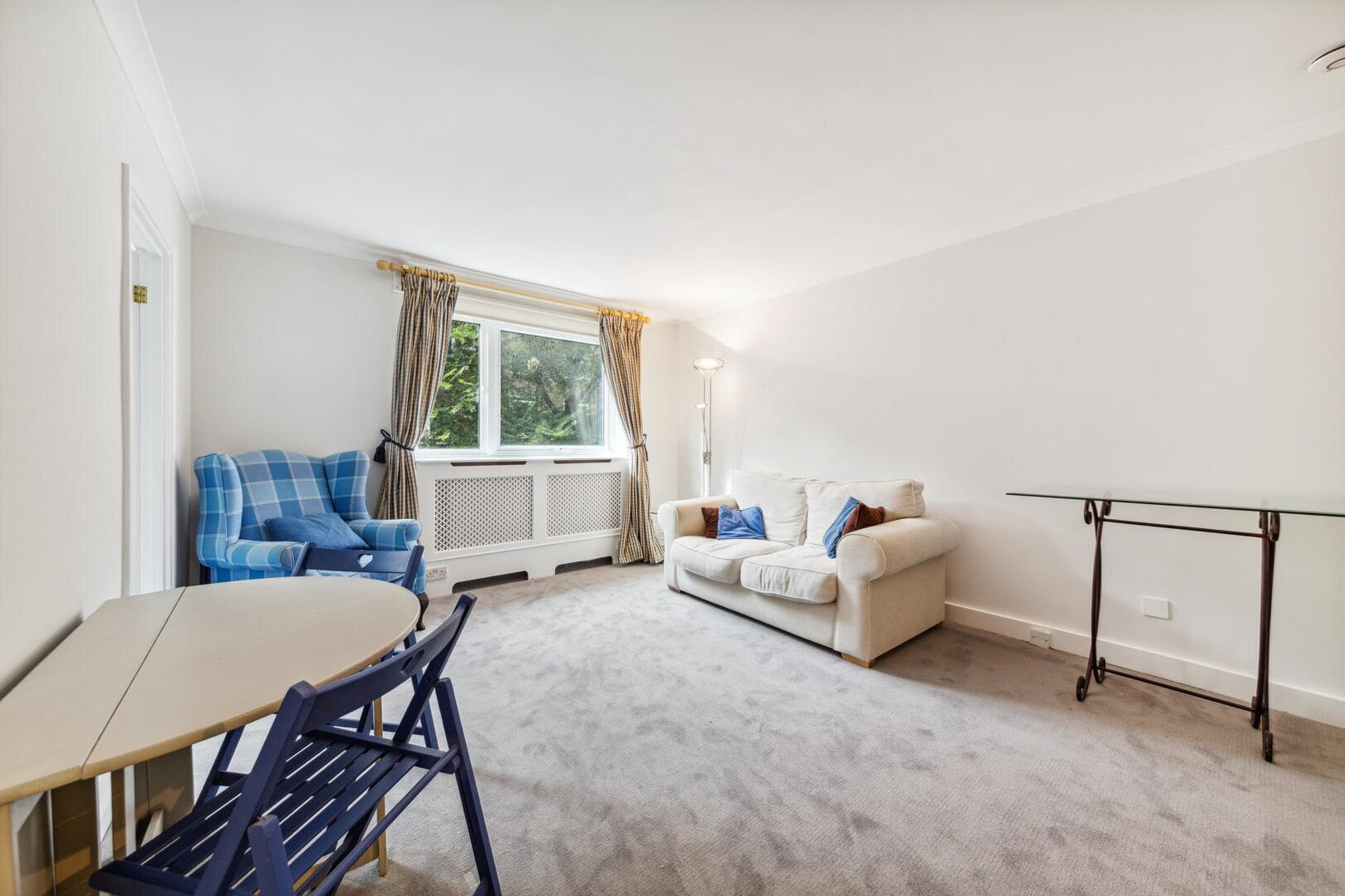 Flat Elm Park Gardens in Greater London