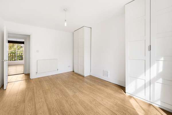 Flat Clapham Road in Greater London