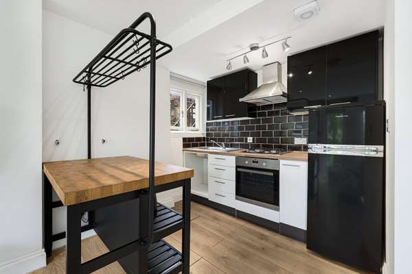 Flat Clapham Road in Greater London