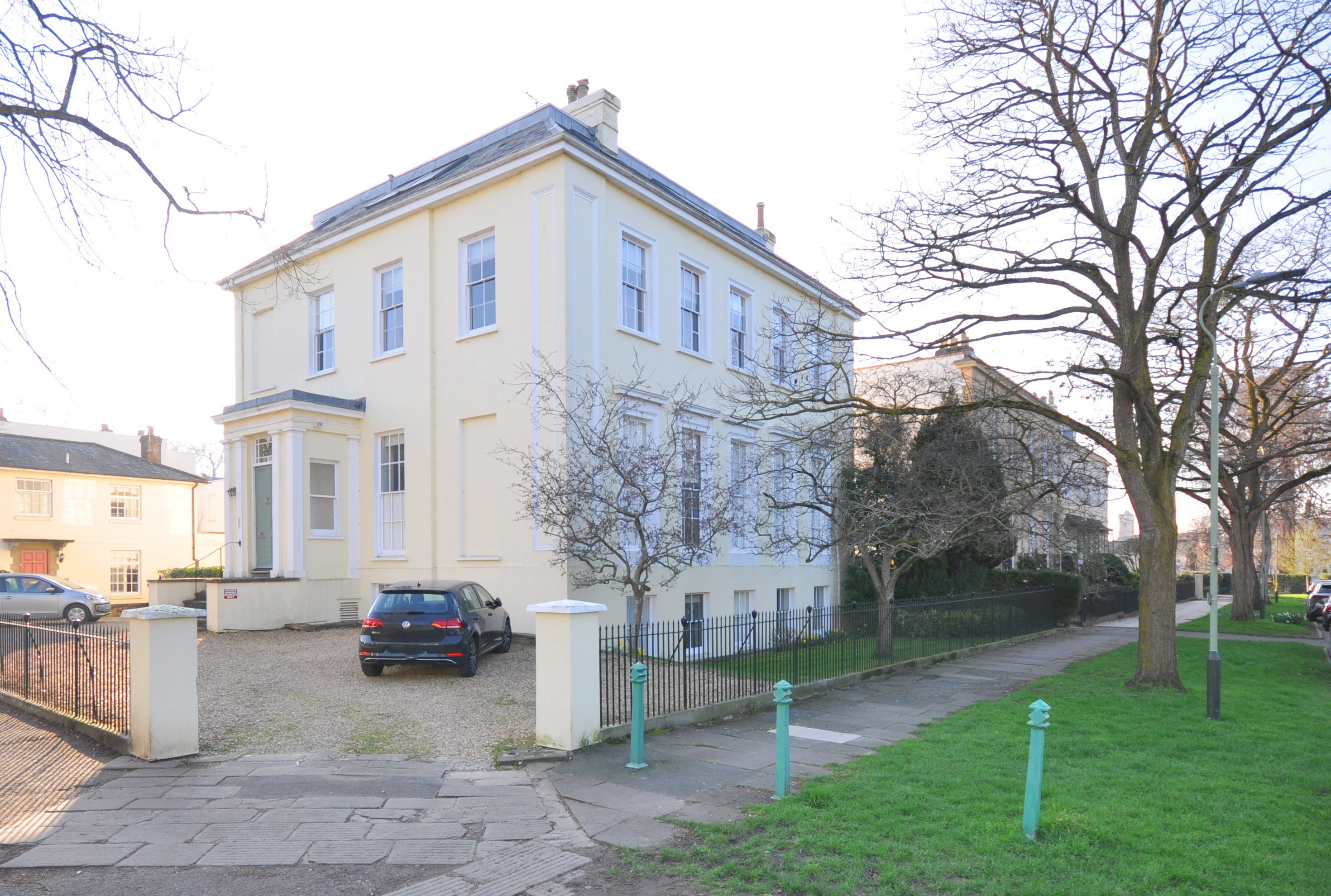 Flat Wellington Square in Cheltenham