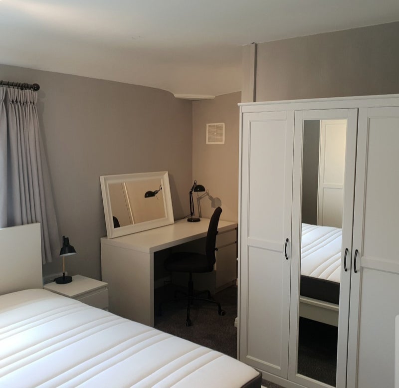 Room Poole Crescent in Birmingham