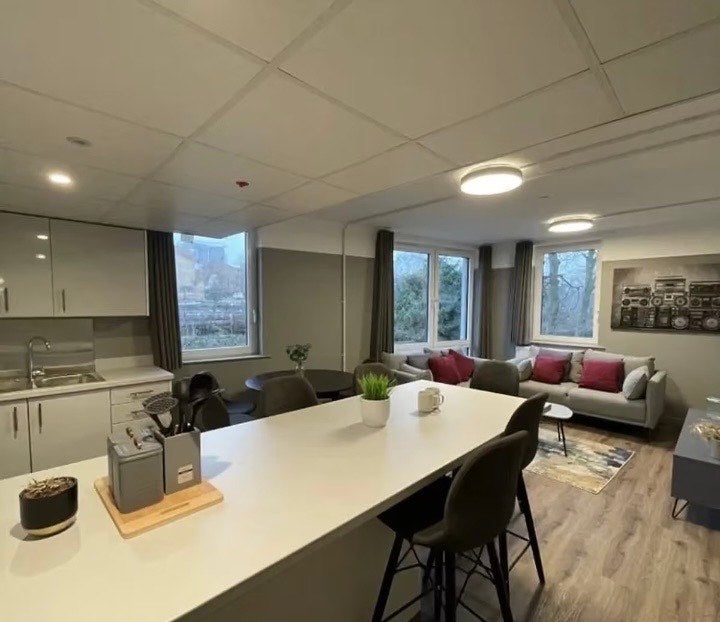 Room North End Road in Greater London