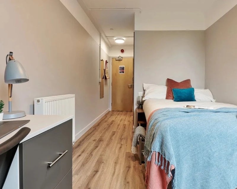 Room North End Road in Greater London