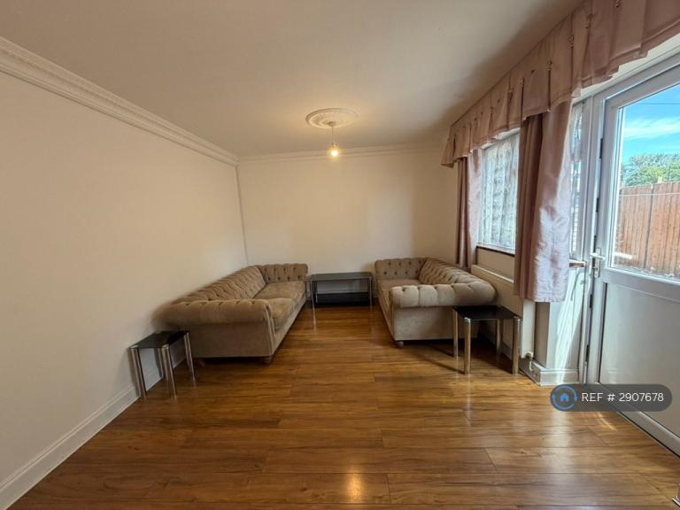 Flat Haldane Road in Greater London