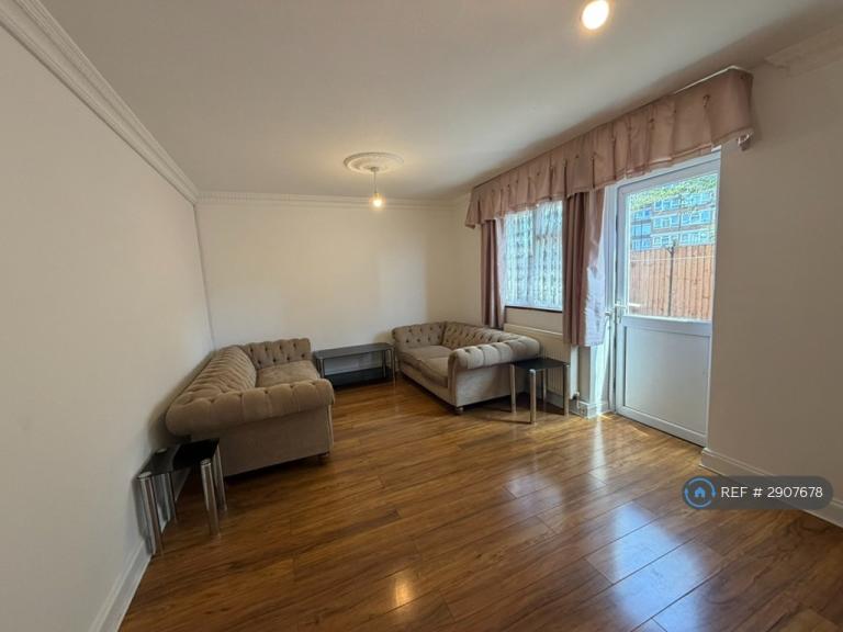 Flat Haldane Road in Greater London