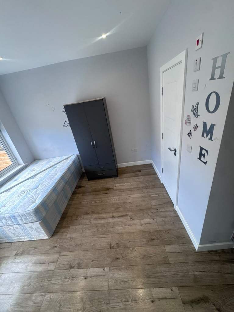 Flat Booth Close in Greater London