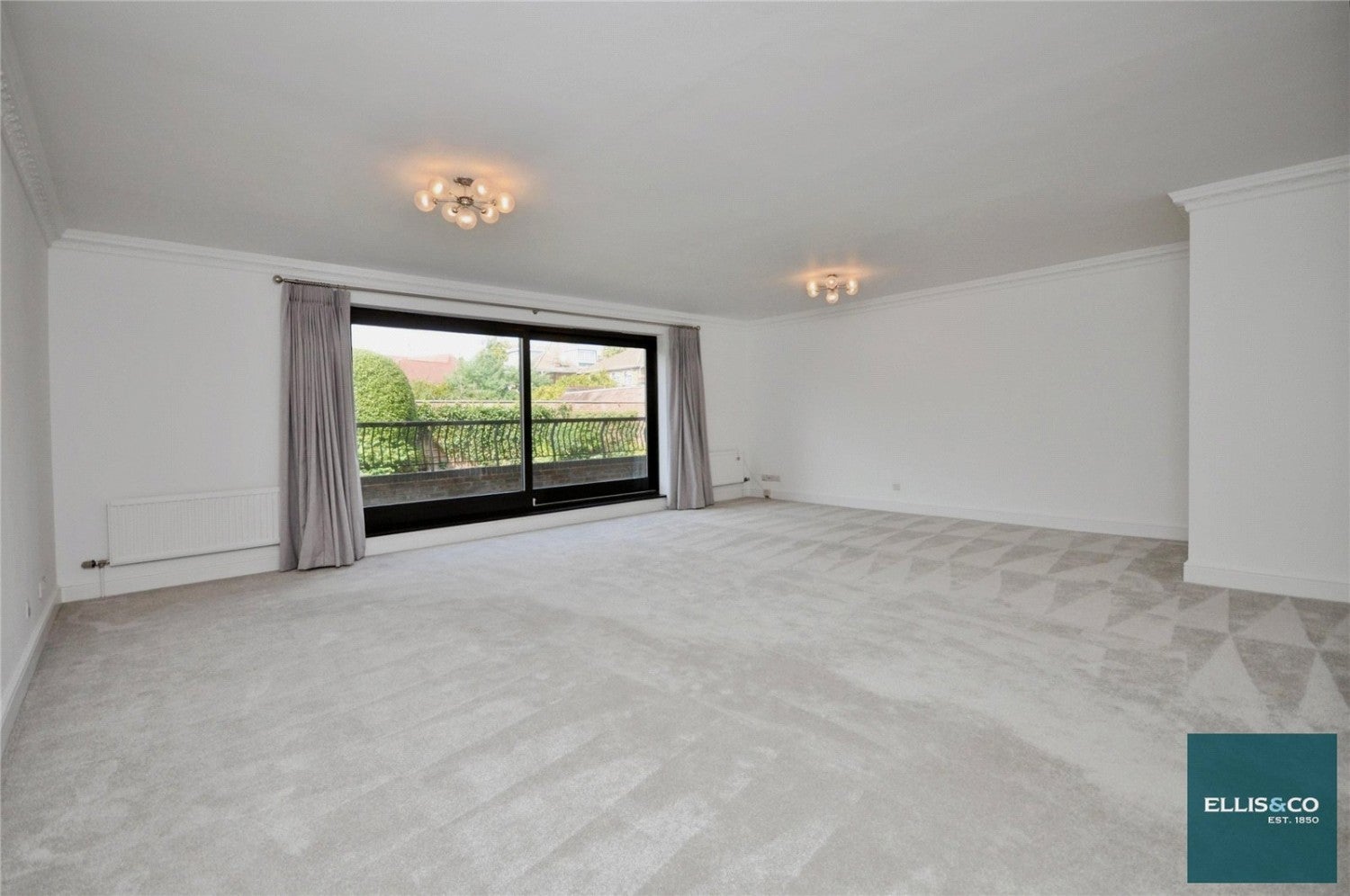 Flat Hendon Lane in Greater London
