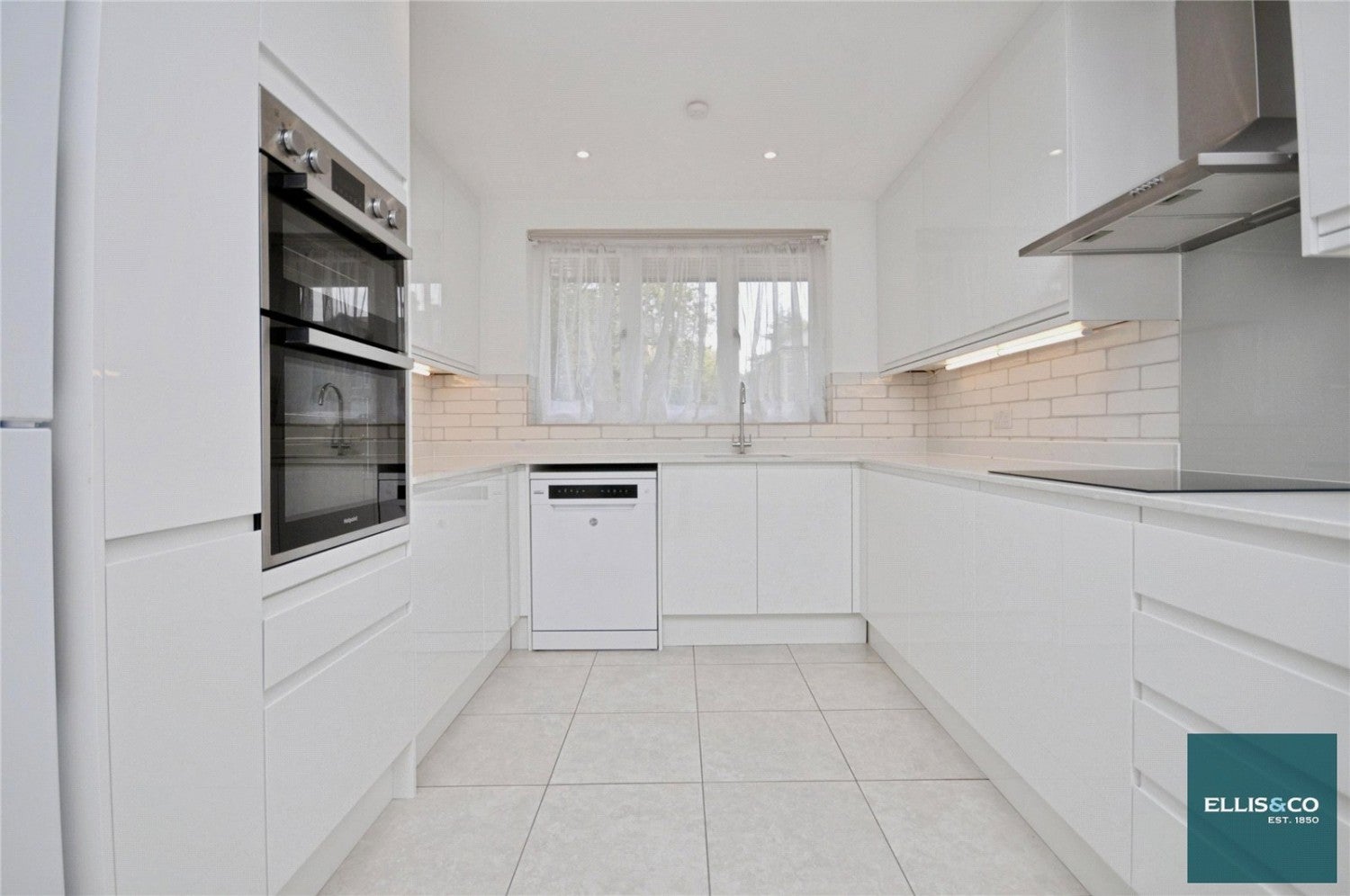 Flat Hendon Lane in Greater London