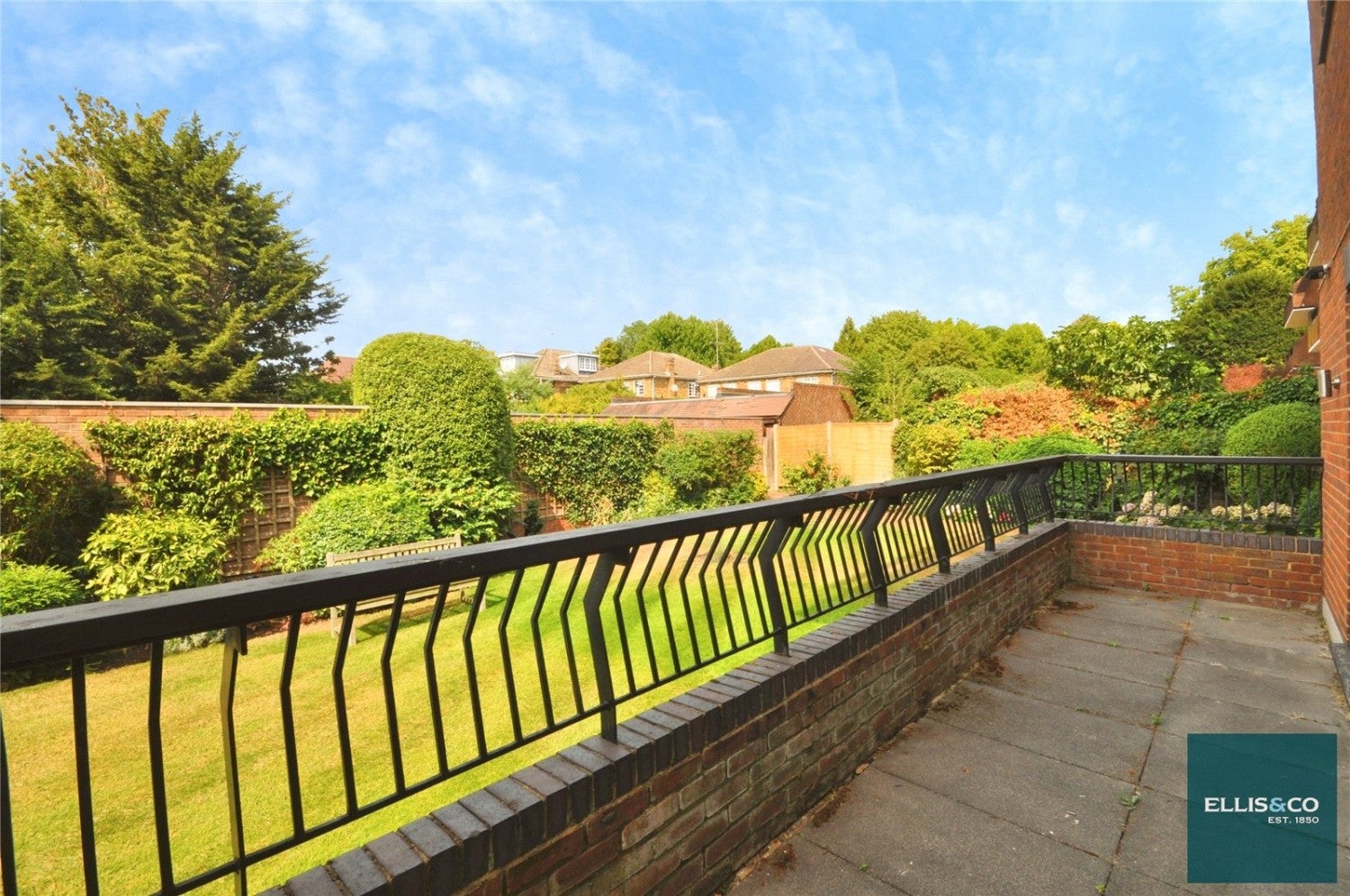 Flat Hendon Lane in Greater London