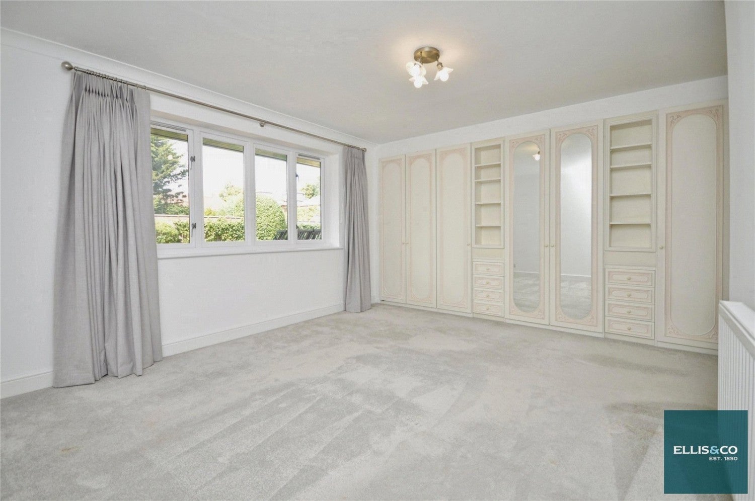Flat Hendon Lane in Greater London