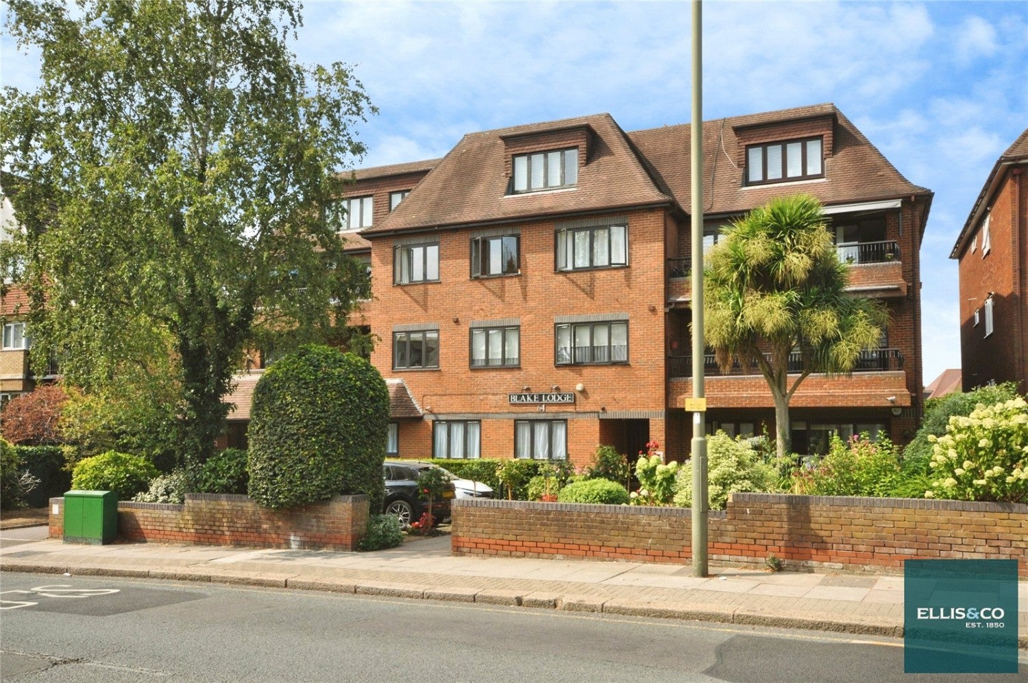 Flat Hendon Lane in Greater London