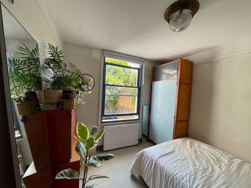 Room Commercial Way in Greater London