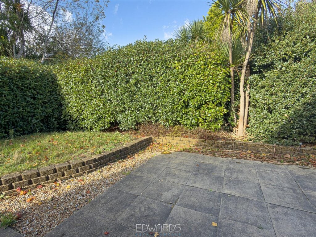 Flat Wollaton Road in Ferndown