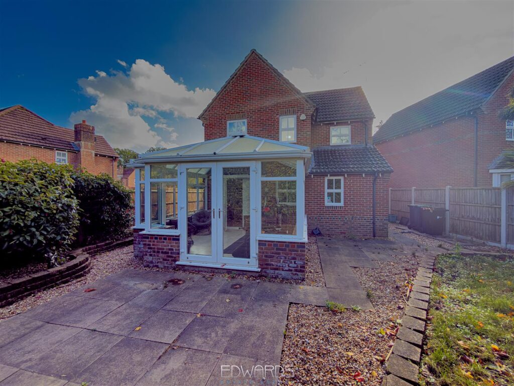 Flat Wollaton Road in Ferndown
