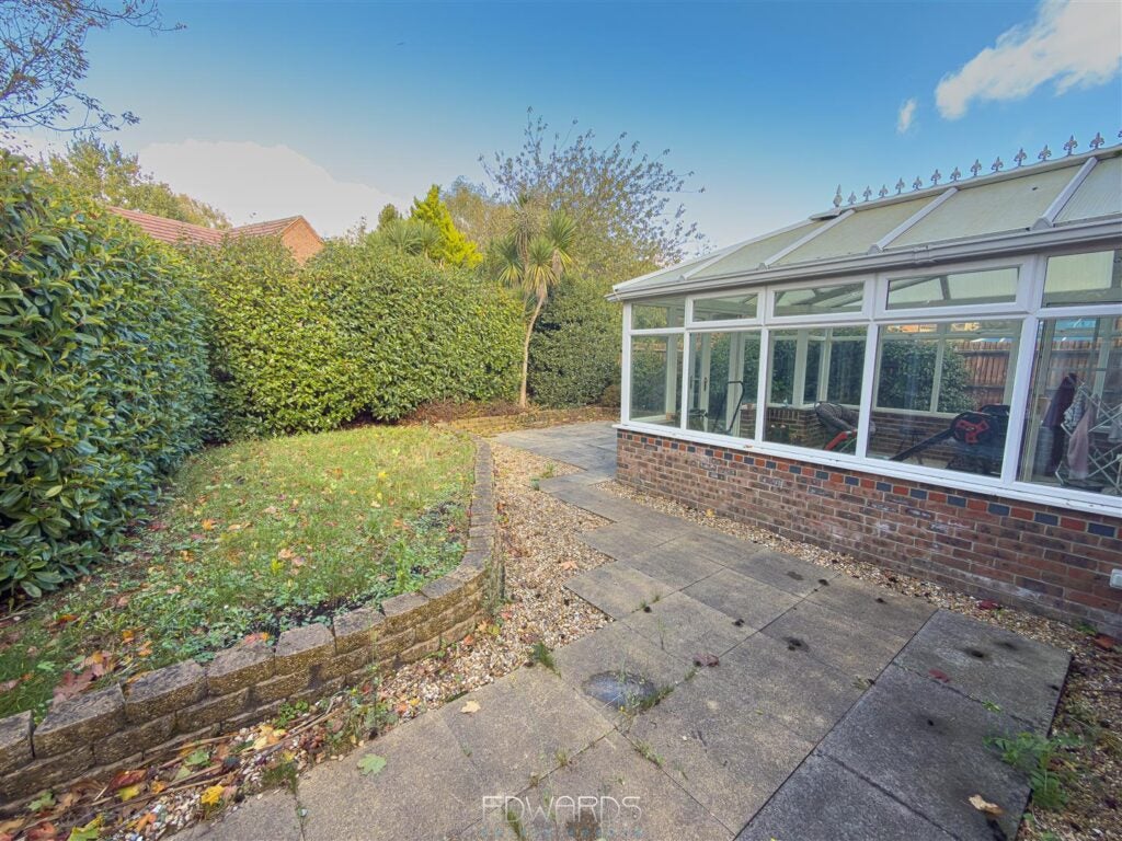 Flat Wollaton Road in Ferndown