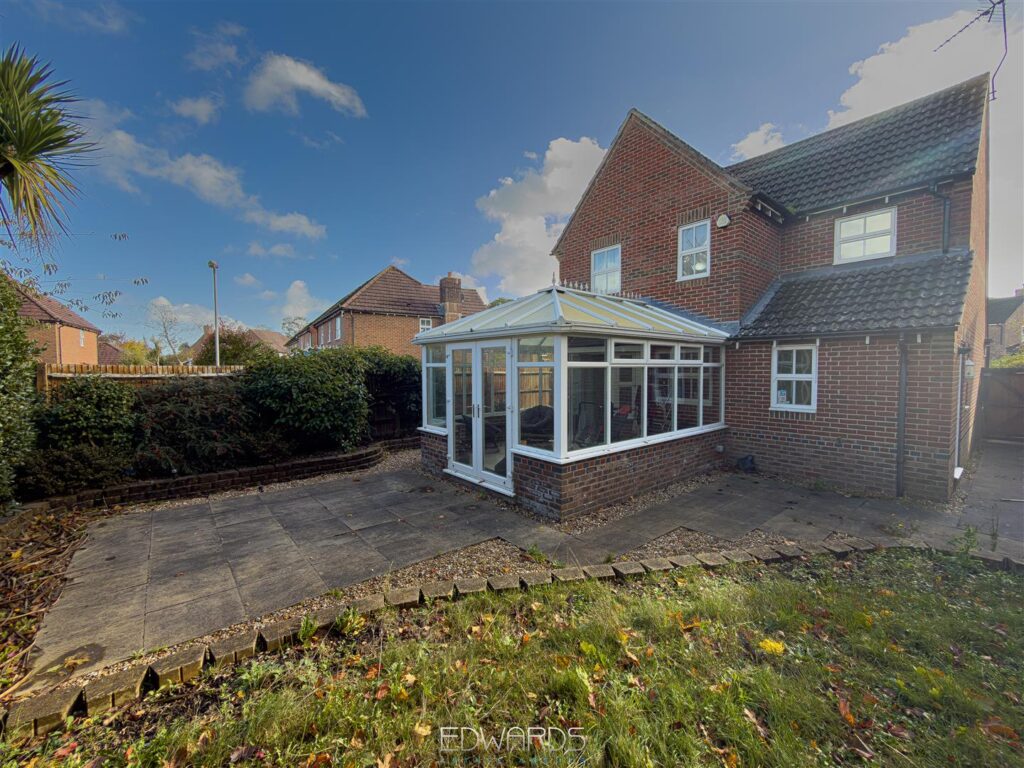 Flat Wollaton Road in Ferndown