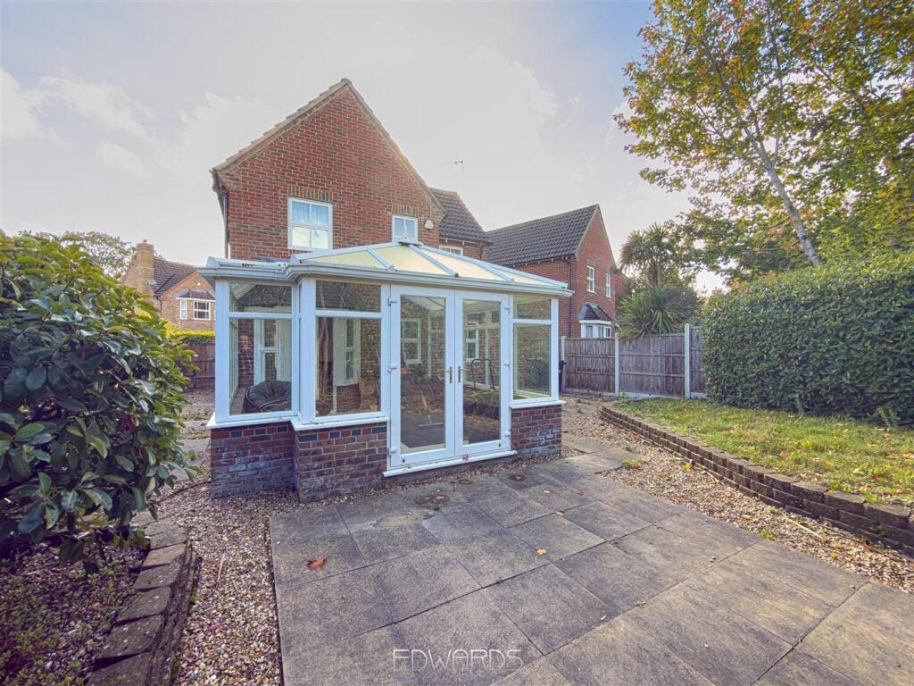 Flat Wollaton Road in Ferndown