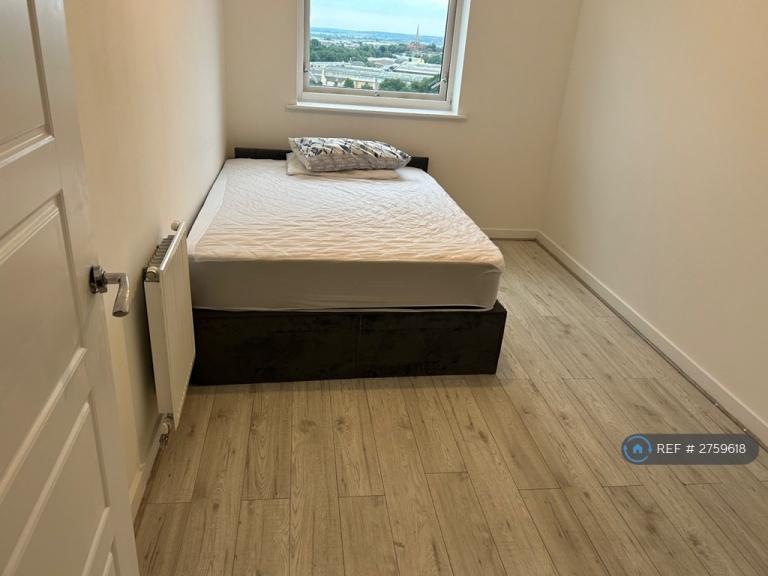 Room Tower Court in Greater London