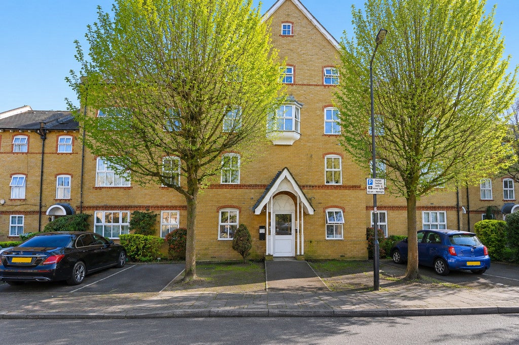 Flat Hirst Crescent in Greater London