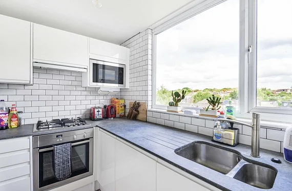 Flat Goldsmith Road in Greater London