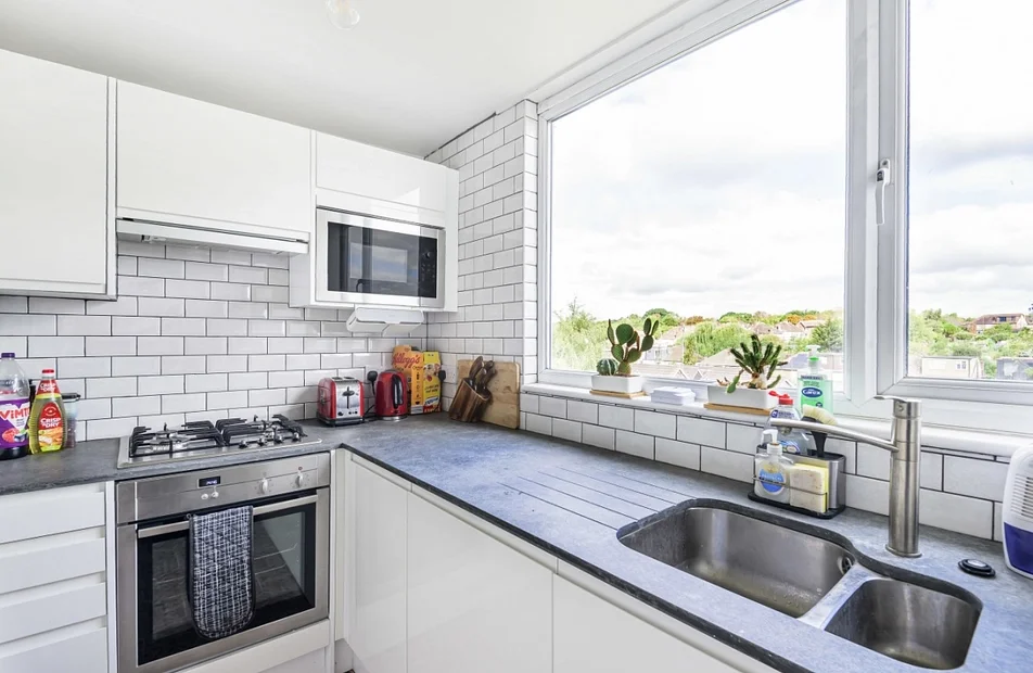 Flat Goldsmith Road in Greater London