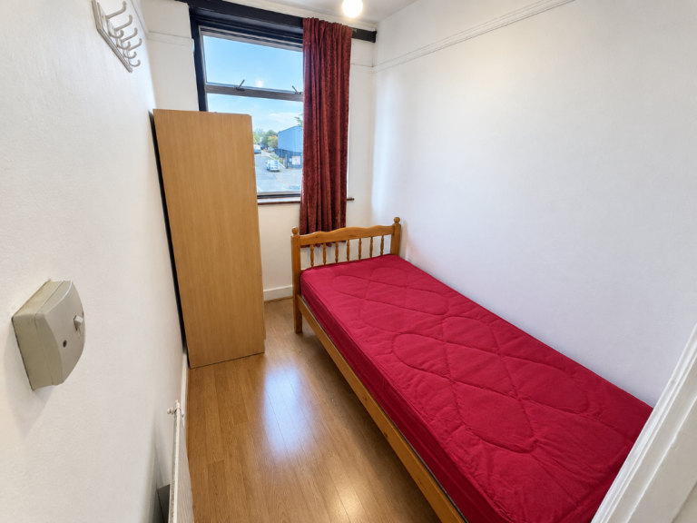 Room St. James' Road in Greater London
