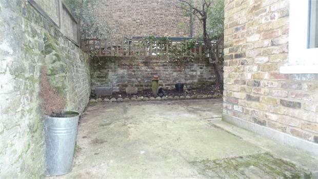 Flat Clive Road in Greater London