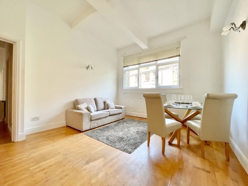 Flat Adelina Grove in Greater London