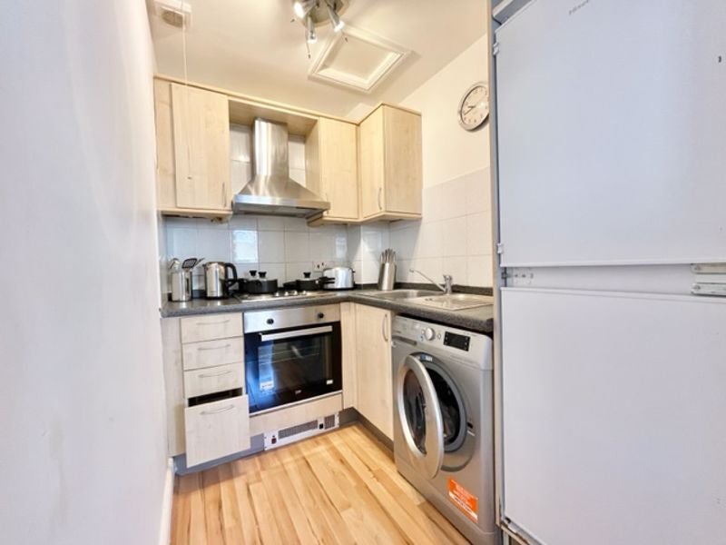 Flat Adelina Grove in Greater London
