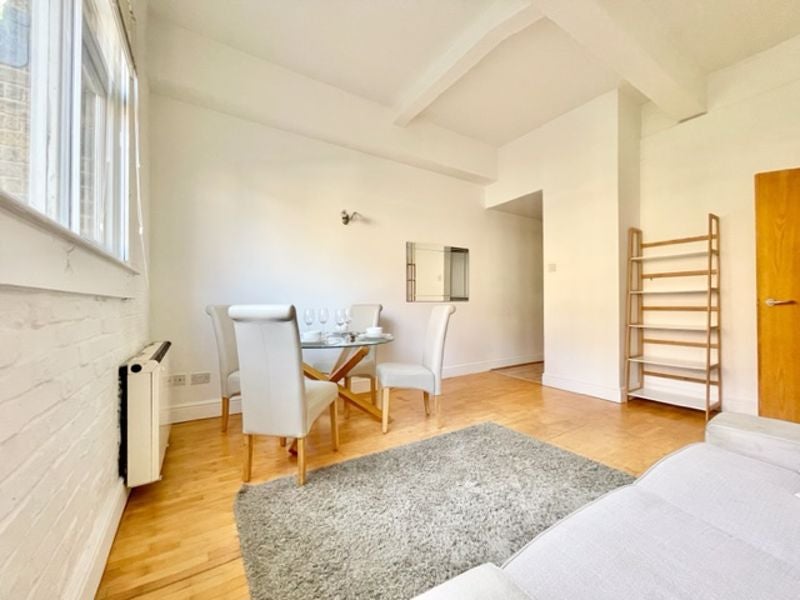 Flat Adelina Grove in Greater London