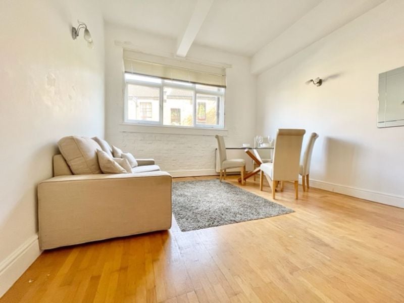Flat Adelina Grove in Greater London