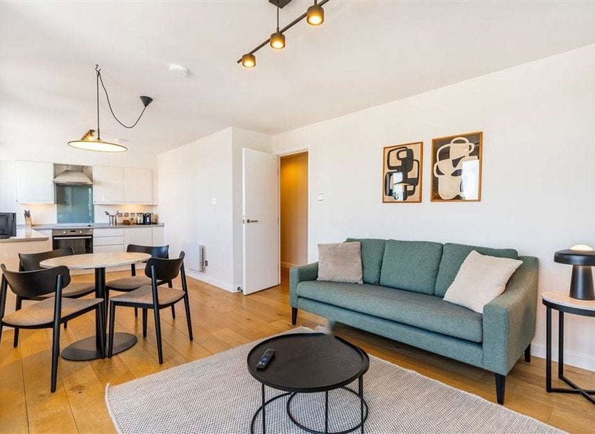 Flat Tottenham Street in Greater London