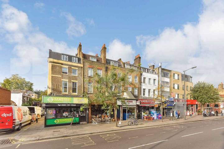 Flat Borough High Street in Greater London