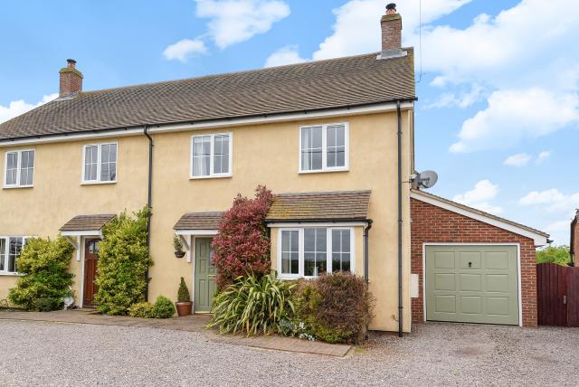 House Castle Hill Road in Totternhoe