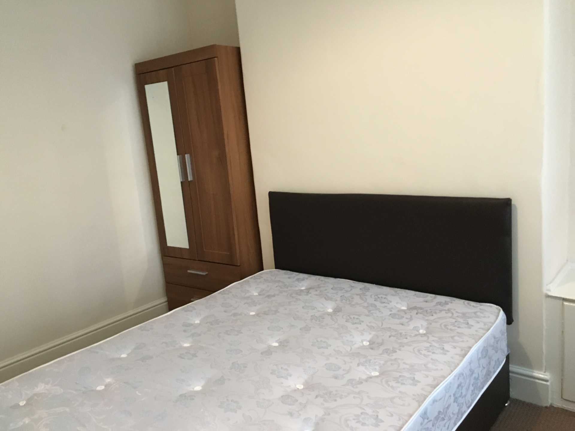 Flat Chandos Grove in Salford