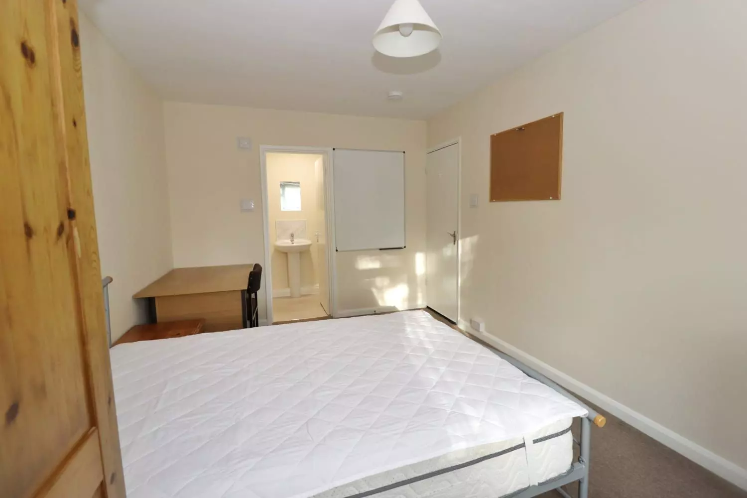 Room Woodland Way in Canterbury
